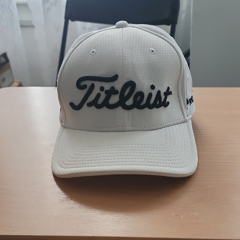 New Without Tag Titleist Cream Cap with Black Embroidery